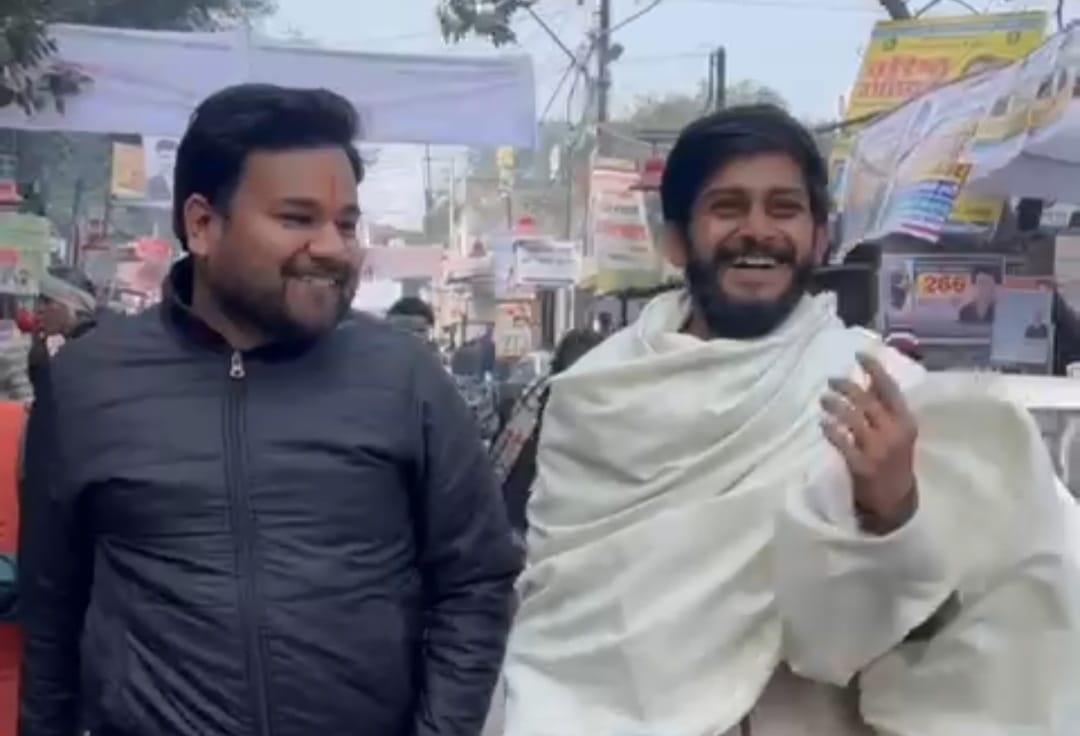 पुलिस को ठेंगा दिखाकर कोर्ट पहुंचा मुख्य आरोपी ऋषभ ठाकुर,हंसते हुए किया सरेंडर, वीडियो वायरल,राजेंद्र नगर कैफे कांड में खाकी की कार्रवाई पर उठे सवाल