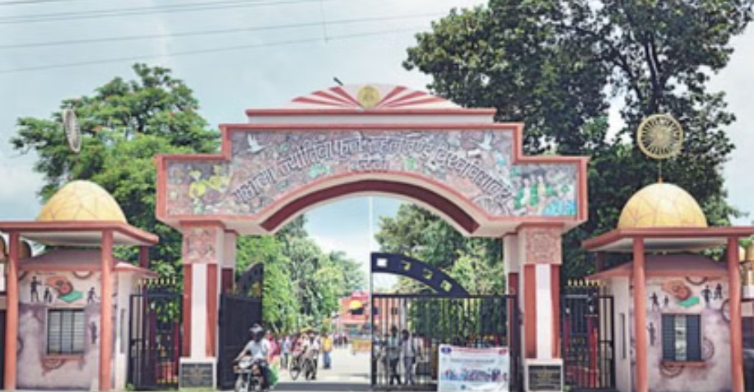 रुहेलखंड विश्वविद्यालय में एलएलबी परीक्षा में बड़ी लापरवाही,कंप्यूटर के सवाल देख भड़के छात्र किया हंगामा