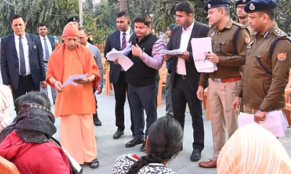 जनता दर्शन में सख्त हुए सीएम योगी,गलत जांच रिपोर्ट लगाने वालों पर एफआईआर के आदेश