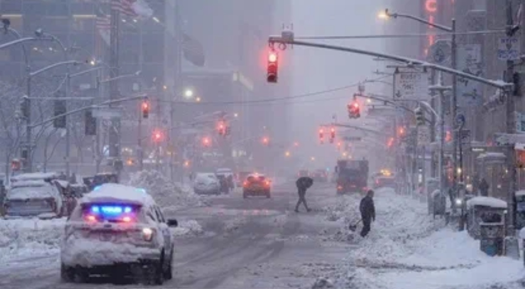 अमेरिका में बर्फीले तूफान का कहर,10,000 से ज्यादा उड़ानें रद्द, कई राज्यों में आपातकाल लाखों लोग घरों में कैद, जनजीवन बुरी तरह प्रभावित