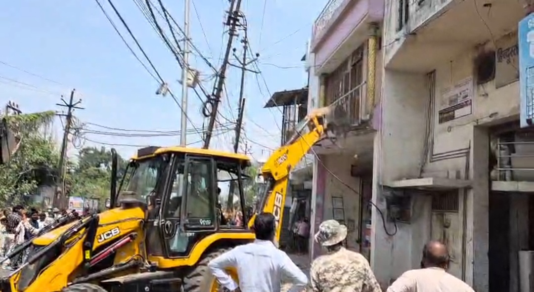 वाराणसी की दाल मंडी के बाद अब बरेली में बुलडोजर एक्शन तेज कोहड़ापीर में सड़क चौड़ीकरण के नाम पर बड़ी कार्रवाई, दुकानदारों में गुस्सा 60 दुकानों पर कारवाही