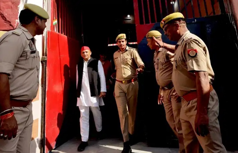 आजम खान से अखिलेश यादव की 45 मिनट की मुलाकात के क्या हैं सियासी मायने? जेल में मिलने के बाद परिवार से भी मिले सपा प्रमुख देखिये स्वाभिमान टीवी पर